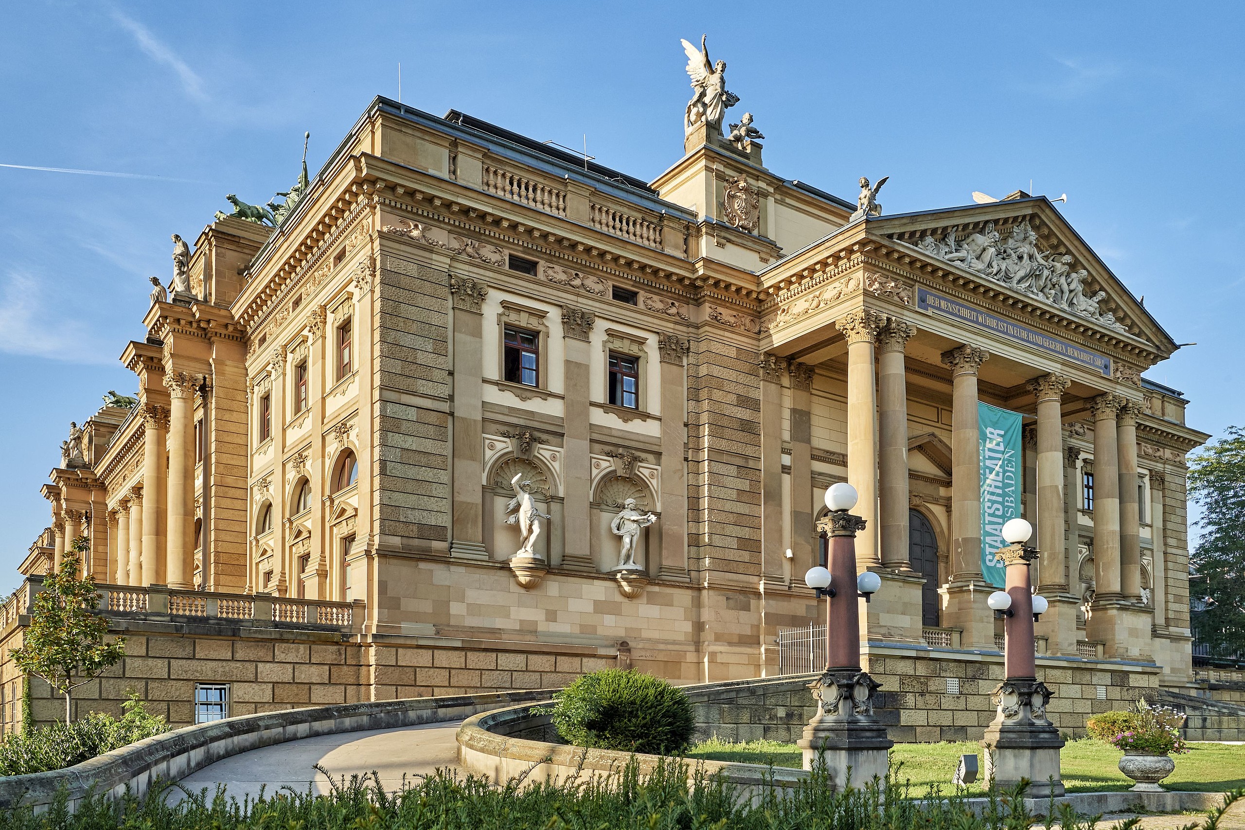 [Translate to English:] Wiesbaden State Theatre from the park