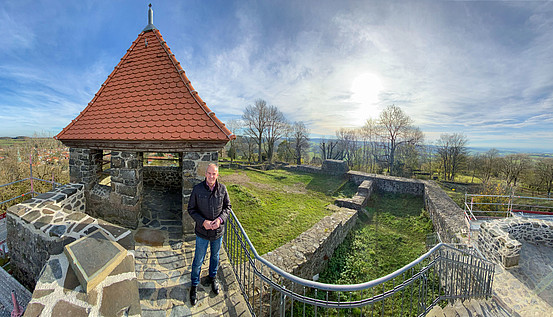 Bürgermeister Edwin Schneider auf der Burgruine auf dem Schlossberg über Ulrichstein