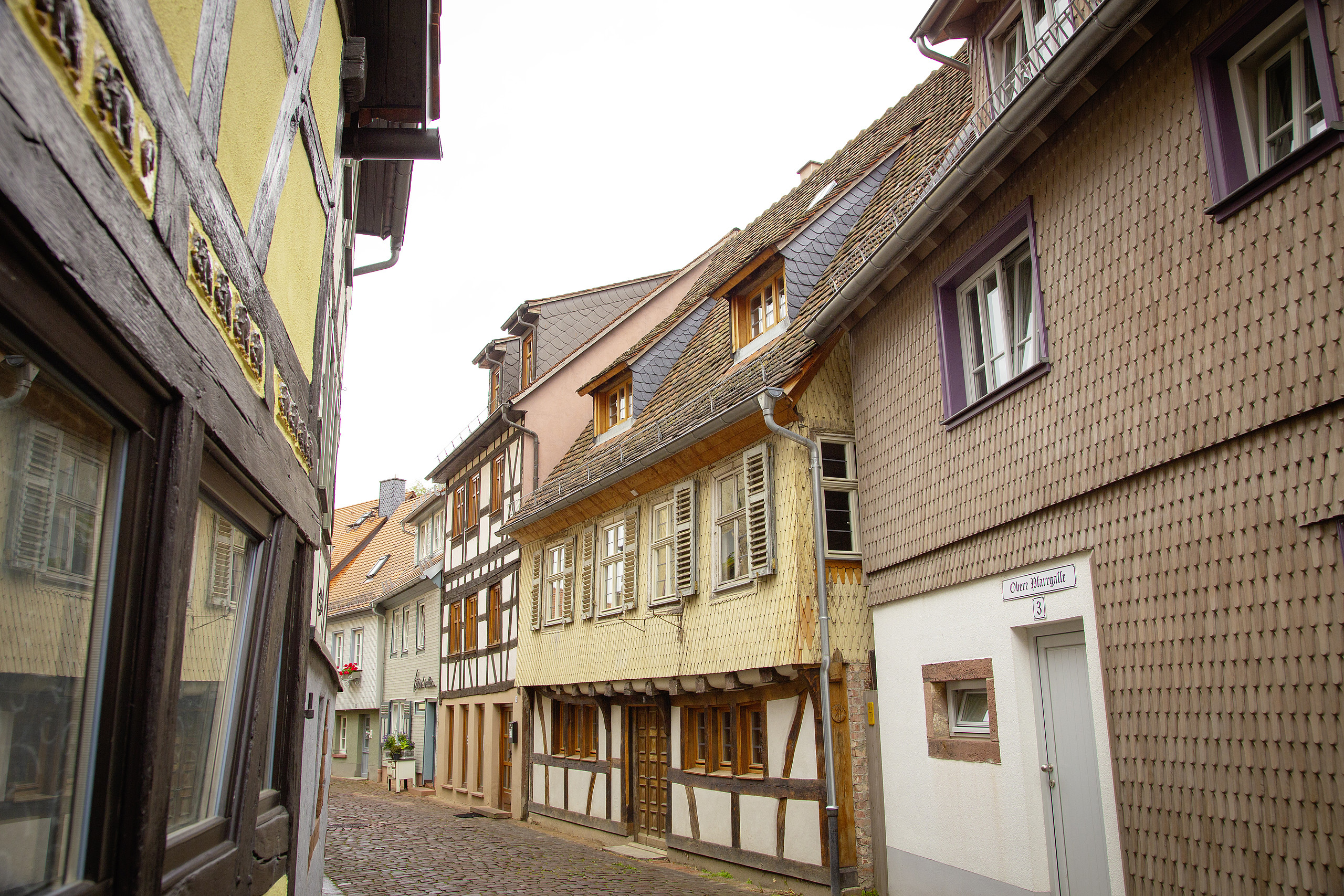 Altstadtgasse in Michelstadt mit Fachwerk und Kopfsteinpflaster