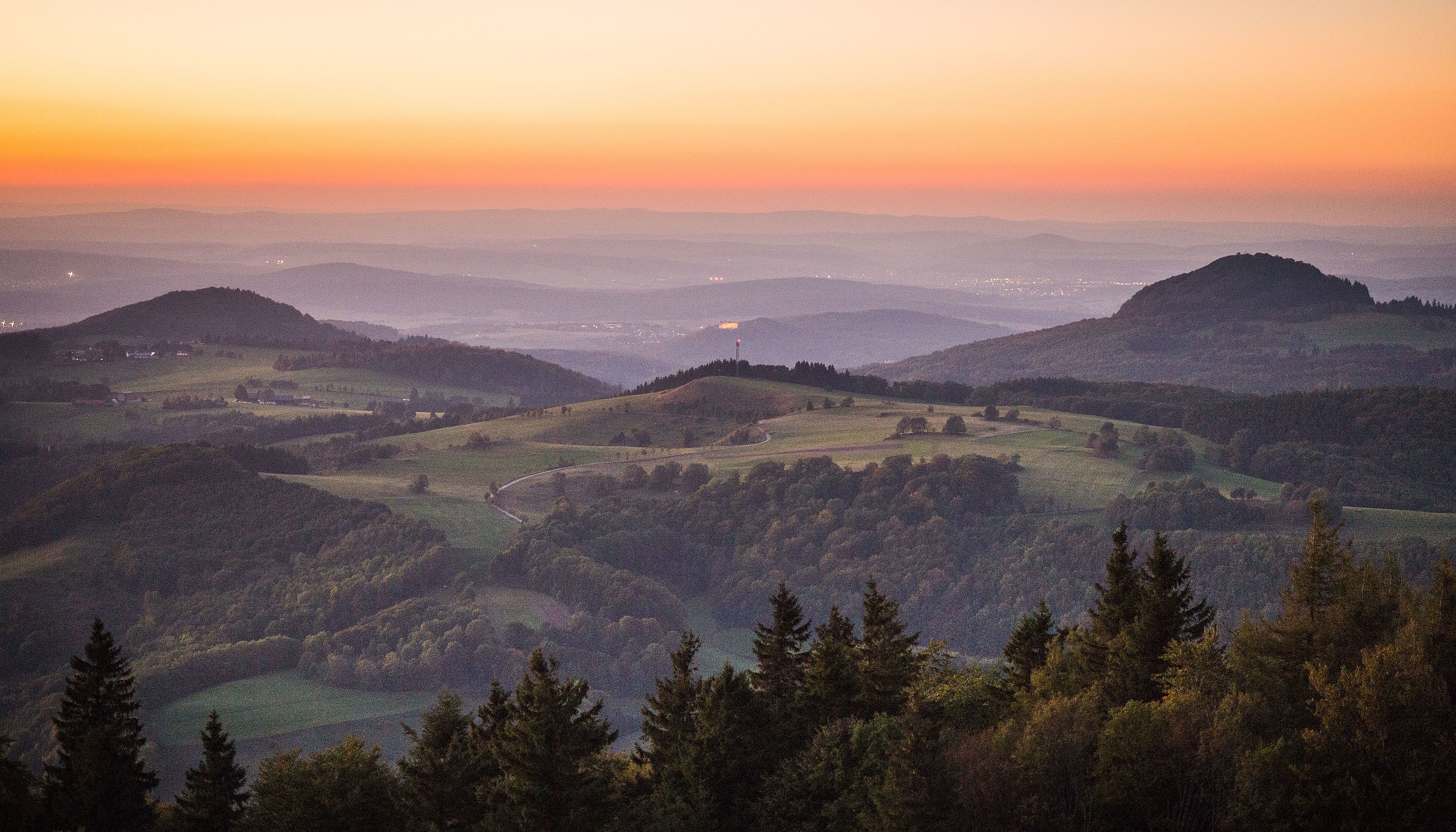 [Translate to English:] View of the Odenwald at dusk