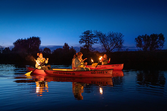 Mit Fackeln im Kanu unterwegs durch die Nacht in Eschwege auf der Werra