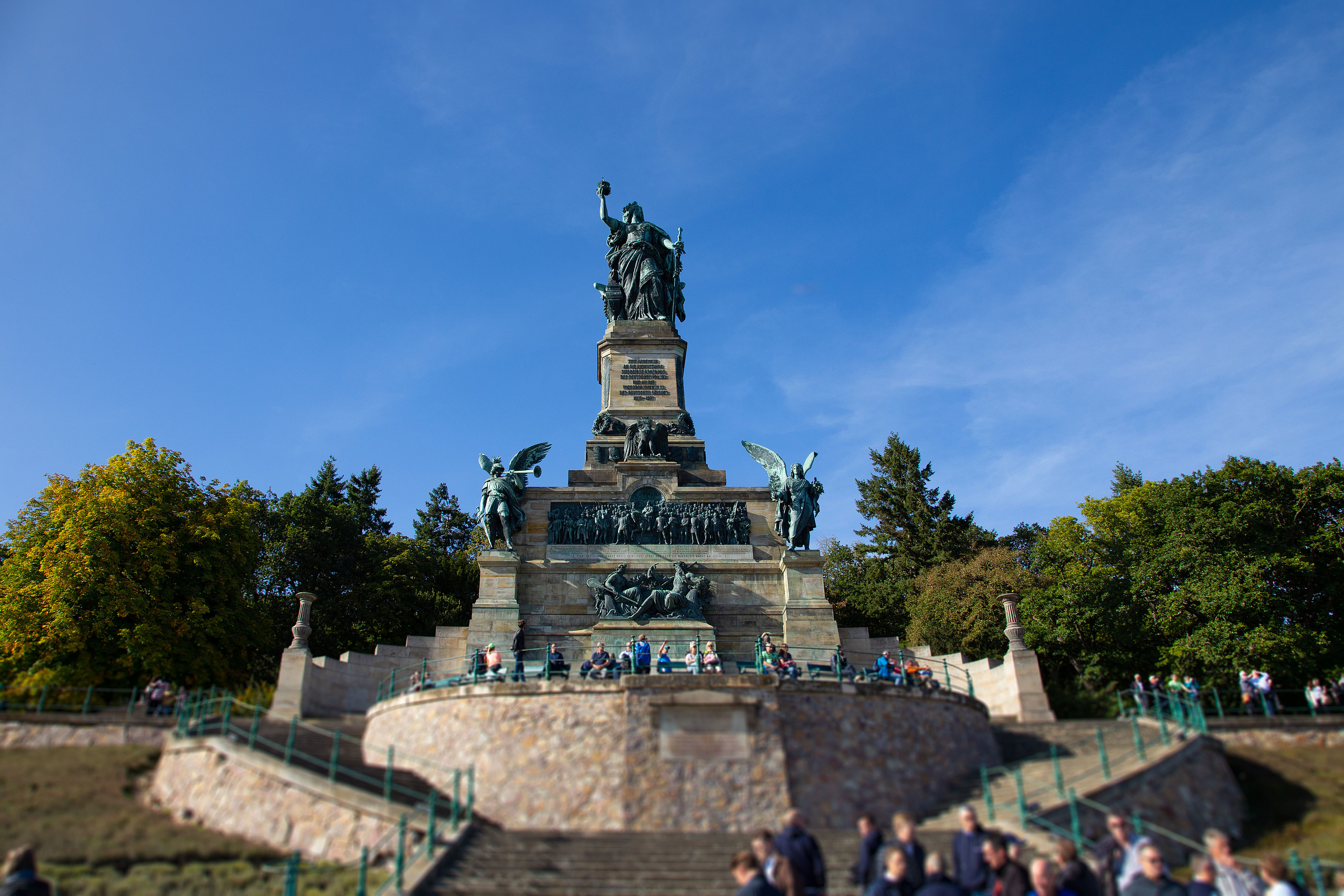 Das Niederwalddenkmal oberhalb der Stadt Rüdesheim am Rhein