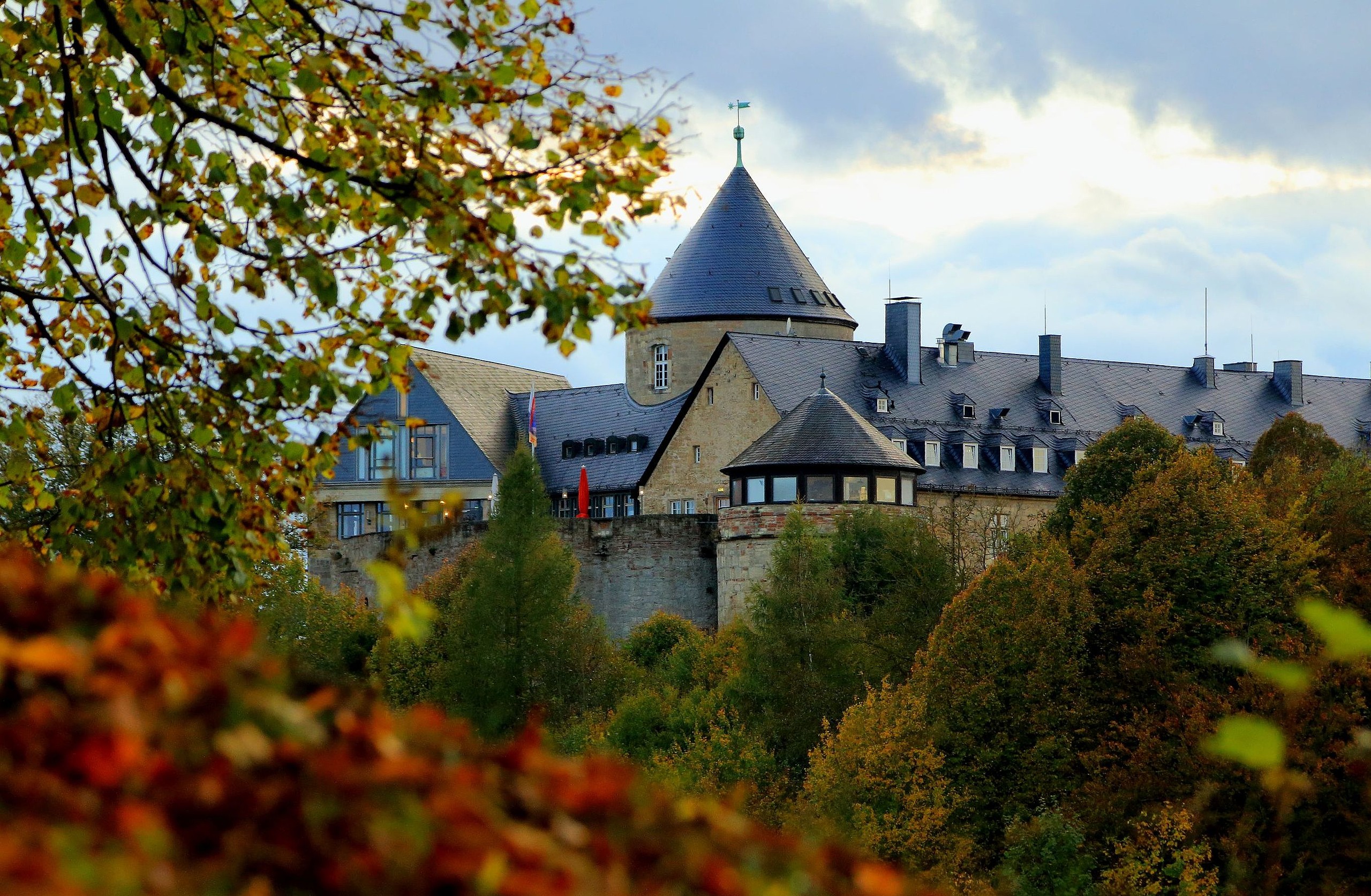 Schloss Waldeck hinter Herbstlaub