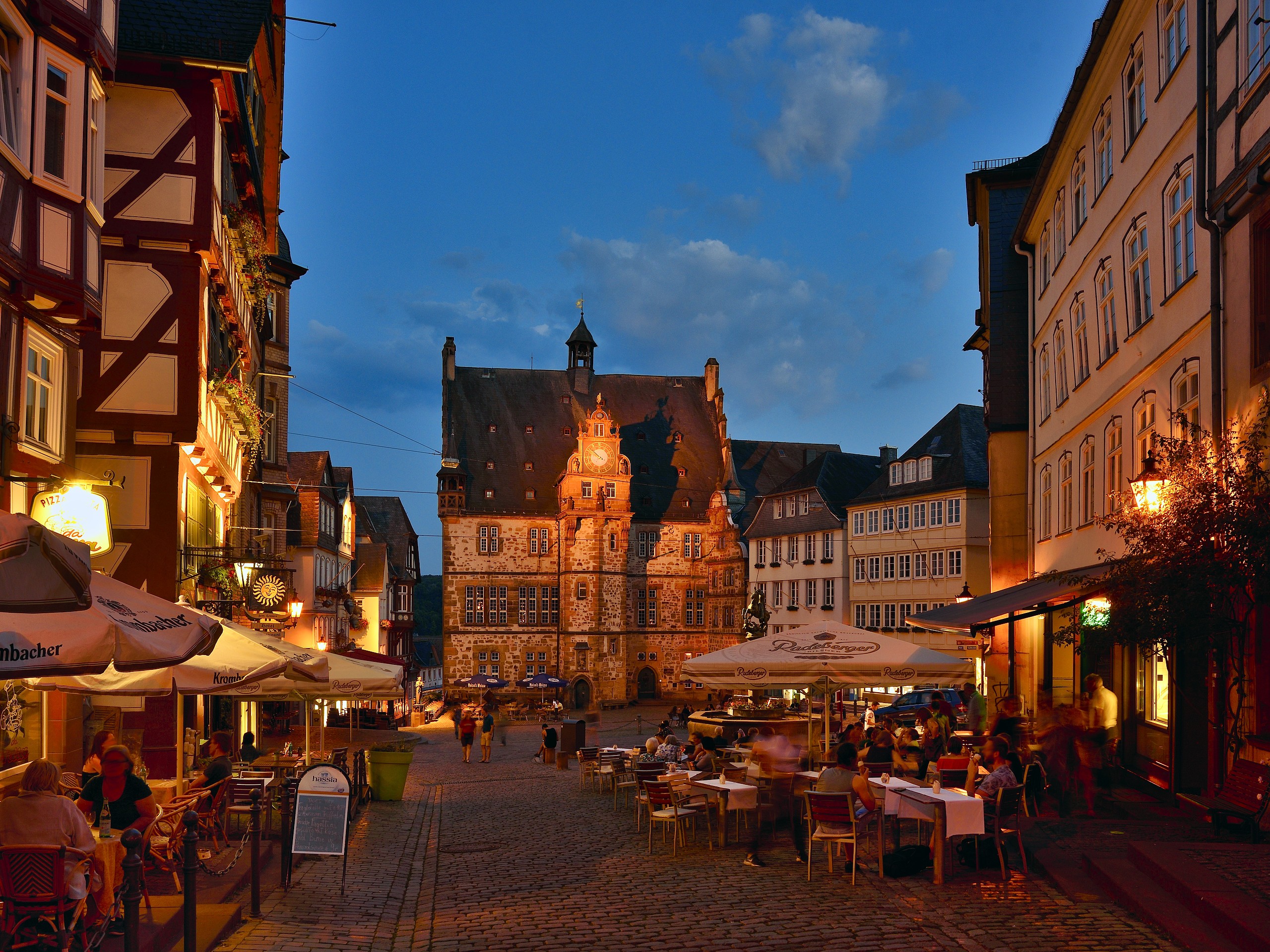 Der Marktplatz in Marburg in der Abenddämmerung