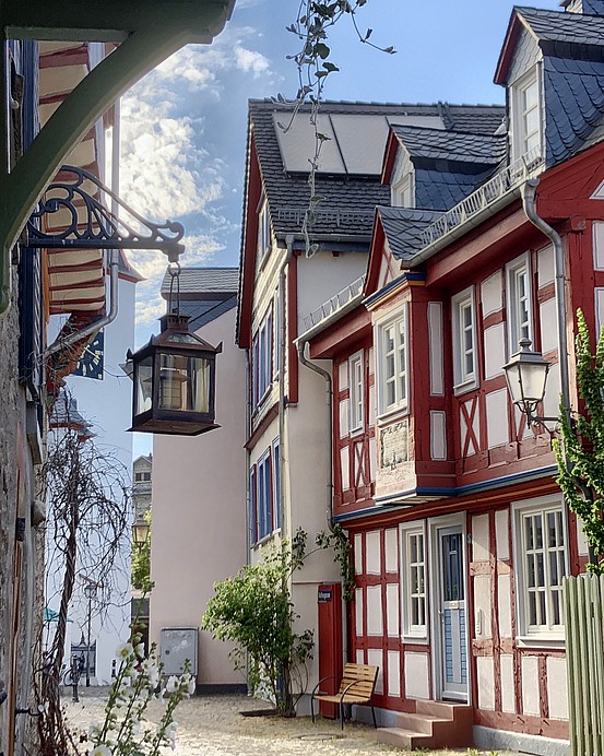 Blick in eine Altstadtgasse mit Fachwerk in Idstein