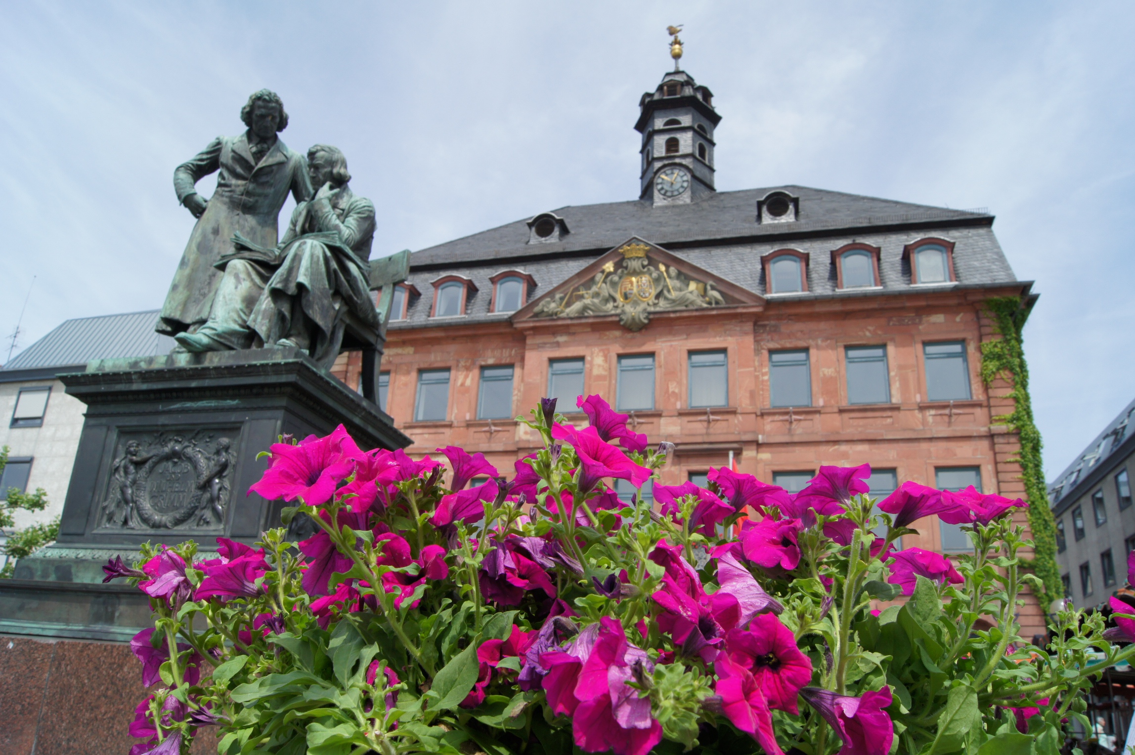 Hanauer Rathaus mit Brüder Grimm Denkmal