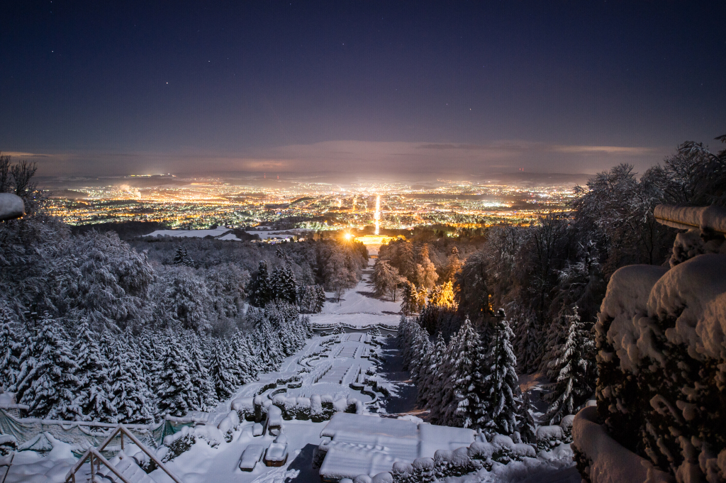 Der Bergpark von Kassel im Winter am Abend